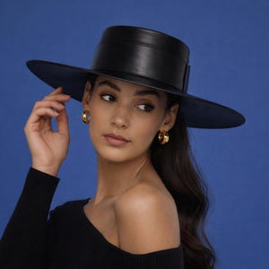 Svart läderhatt med bred brätte – minimalistisk fedora, modern och elegant accessoar