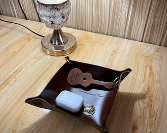 Skórzana taca na ubrania z niestandardową nazwą: ręcznie robiony organizer na biurko