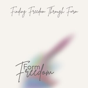 K&ouml;nnte beinhalten: Ein digitaler Kunstdruck mit dem Text "Finding Freedom Through Form" in handschriftlichem Stil. Das Wort "Form" wird ebenfalls in einer stilisierten Schriftart dargestellt. Ein verschwommenes, farbenfrohes Designelement f&uuml;gt dem neutralen Hintergrund visuelles Interesse hinzu.