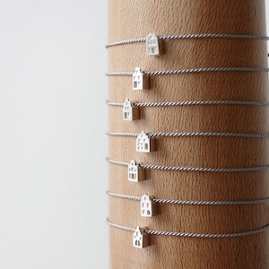 Winziges Amsterdamer Hausarmband, holländische Häuser, Geschenk für Architekt, Grachtenhäuser, Amsterdam Skyline, Reisegeschenk, Stadtbild