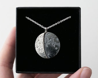 Personalisierte Mondphasenkette: Handgravierter Mond aus Sterlingsilber. UNTER DIESEM MOND von gemagenta
