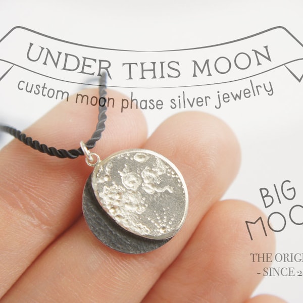 grand SOUS LA LUNE / Collier - Pendentif phase lunaire personnalisé représentant votre nuit spéciale en argent et soie, phases de lune argentées réalistes