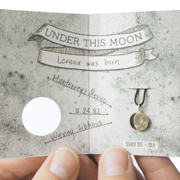 UNDER THIS MOON / Armband mit dem Mondphasen-Charm Deiner besonderen Nacht in Silber und Seide, personalisiertes Geschenk