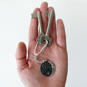 UNDER THIS MOON / Keychain Customised lunar phase keychain of your special night in silver 925, realistic moon, supermoon, birth moon image 2