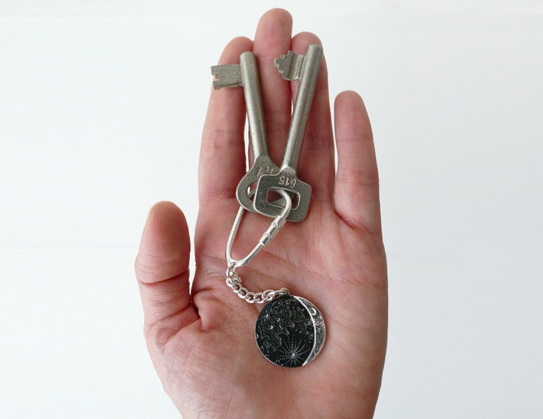 UNDER THIS MOON / Keychain Customised lunar phase keychain of your special night in silver 925, realistic moon, supermoon, birth moon image 2