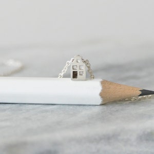 LIEF / ADORABLE Tiny Amsterdam House Necklace, miniature house, neck gable house, huisje, dutch architecture, housewarming image 3