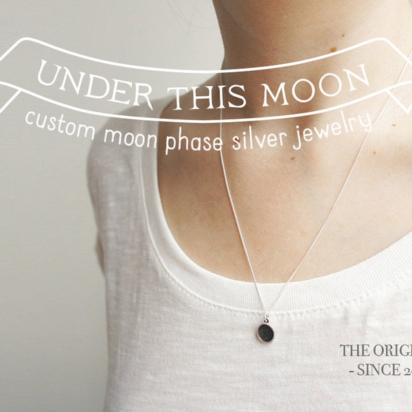 UNDER THIS MOON / Mondphase Silber Halskette, Jahrestag Mond Charme, Sonnenfinsternis, personalisiertes Verlobungsgeschenk, Geburt Mond Charme