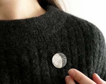 Personalisierte Mondphasen Brosche: Handgravierte Sterling Silber Supermoon Anstecknadel. UNTER DIESEM MOND von Geagenta