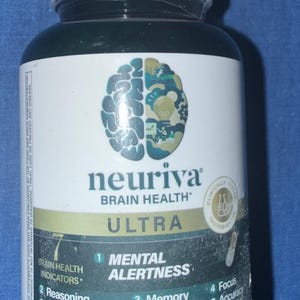 Op de afbeelding: Een donkergroene Neuriva Brain Health Ultra supplementfles met een witte dop. Het etiket toont een hersengrafiek en tekst die mentale alertheid, geheugen en focus aangeeft. De fles bevat 60 capsules.
