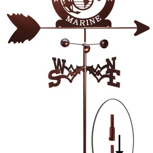 K&ouml;nnte beinhalten: Ein brauner Wetterhahn aus Metall mit einem Logo des United States Marine Corps. Das Logo ist ein Kreis mit einem Globus, einem Adler und einem Anker. Die Worte "United States Marine" sind auf dem Logo geschrieben. Der Wetterhahn hat vier Richtungspfeile mit den Buchstaben N, S, E und W.