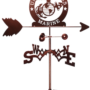K&ouml;nnte beinhalten: Ein brauner Wetterhahn aus Metall mit einem Logo des United States Marine Corps. Das Logo ist ein Kreis mit einem Globus, einem Anker und einem Adler. Die Worte "United States Marine" sind um den Kreis herum geschrieben. Der Wetterhahn hat vier Richtungspfeile, die nach Norden, S&uuml;den, Osten und Westen zeigen.