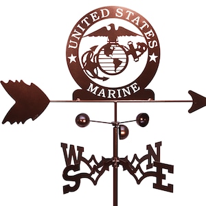 K&ouml;nnte beinhalten: Ein brauner Wetterhahn aus Metall mit einem Logo des United States Marine Corps und den Worten "United States Marine". Der Wetterhahn hat einen Richtungszeiger und eine Windrose mit den Buchstaben N, S, E und W.