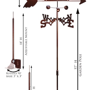 K&ouml;nnte beinhalten: Ein kupferfarbener Wetterhahn aus Metall mit einem Logo des United States Marine Corps, einer Windrose und einem Pfeil. Der Wetterhahn ist 53,3 cm breit und 29,2 cm hoch. Er ist auf einem 144,8 cm hohen Gartenpfahl montiert.