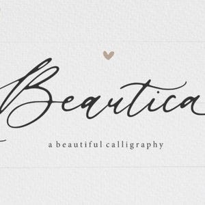 Può includere: Una grafica digitale che presenta la parola Beautica scritta in un carattere calligrafico corsivo nero, centrato sopra il testo a beautiful calligraphy in un carattere sans-serif più piccolo, con una piccola icona a cuore e illustrazioni di foglie beige.