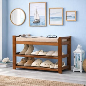 以下が含まれることがあります： 黒い持ち手と「But First, Coffee」の文字が黒い太字でプリントされた白いセラミックマグ。マグカップは木製の表面に置かれています。マグカップの高さは約10cmです。