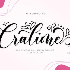 Peut inclure: Un graphique numérique présentant le texte calligraphié noir Cratione centré sur un fond blanc avec des formes abstraites roses. Le texte est entouré de fioritures, d'étoiles et de cœurs dessinés à la main, avec les mots INTRODUCING, NEW PLAYFULL CALLIGRAPHY TYPEFACE et MADE WITH LOVE.