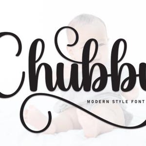 Op de afbeelding: Zwart cursief lettertype met de tekst "Chubby" en de woorden "Modern Style Font" eronder. De achtergrond is een wazige afbeelding van een baby. Het lettertype heeft een speelse, afgeronde stijl.