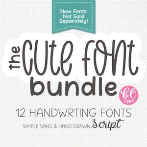 Può includere: L'immagine mostra un pacchetto di font intitolato "the CUTE font bundle" con 12 font scritti a mano. Il testo è in uno stile giocoso e scritto a mano. Un banner turchese recita "New Fonts Not Sold Separately!". Lo sfondo è a pois chiari.