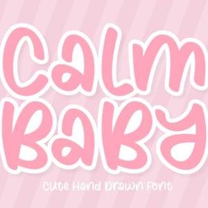 Puede incluir: Gráfico rosa y blanco con las palabras "Calm Baby" en una fuente redondeada. El texto está delineado en blanco y colocado sobre un fondo rosa con un patrón de rayas. Las palabras "Cute Hand Drawn Font" están en la parte inferior.