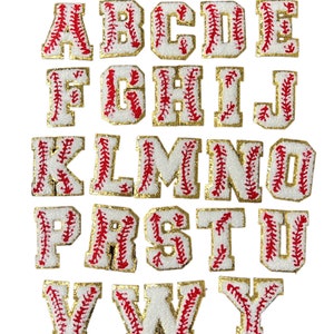 Könnte beinhalten: Eine Sammlung von Baseball-Alphabet-Patches. Jeder Buchstabe ist weiß mit roten Nähten, die einem Baseball ähneln. Die Ränder sind mit goldenem Glitzer verziert. Die Buchstaben sind in Reihen und Spalten angeordnet.