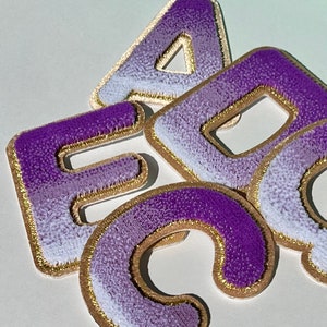 2.33 "roxo ombre ouro borda letras do time do colégio autoadesivo chenille ponto remendo imprensa térmica chapéu de caminhoneiro