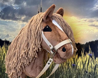 Caballo de juguete castaño con crin larga. Tamaño A4 o A3.