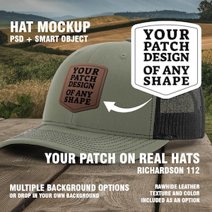 Puede incluir: Un gorro de camionero verde y negro con un parche de cuero marrón que dice "YOUR PATCH DESIGN OF ANY SHAPE". El gorro está sobre una superficie de madera con un fondo borroso de un campo.