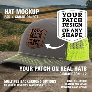 Peut inclure: Une casquette de baseball grise et jaune avec un patch en cuir marron qui dit "YOUR PATCH DESIGN OF ANY SHAPE". La casquette est sur une surface en bois avec un fond vert et marron.