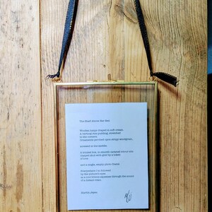 Poesia artistica "La mensola sopra il suo letto". Edizione limitata, firmata e numerata dall'autore. Cornice shabby chic in ottone e vetro. Un regalo unico!