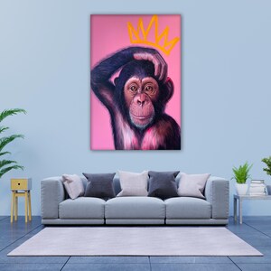 Divertente stampa artistica di uno scimpanzé con corona, scimmia, pop art, decorazione da parete su tela, sfondo rosa, ritratto di animale colorato, moderno, boho, regalo per la casa, arte per lui.