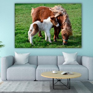 Moderna decorazione murale con cavalli, minimalista, stampa su tela di animali neutri, natura calma, estetica, atmosfera da fattoria, decorazione per la casa, elegante regalo equino, foto.