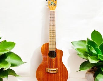 Ukelele de concierto de caoba hecho a mano en Hawái