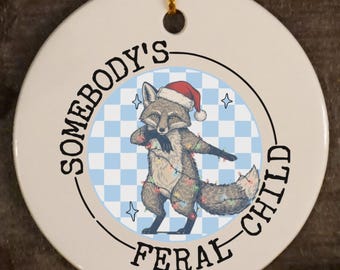 Adorno de niño salvaje, adorno para la primera Navidad de un bebé, recuerdo de un mapache con meme divertido, adorno personalizado para bebé, etiqueta familiar para bebé