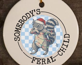 Adorno de niño salvaje, adorno para la primera Navidad de un bebé, recuerdo de un mapache con meme divertido, adorno personalizado para bebé, etiqueta familiar para bebé