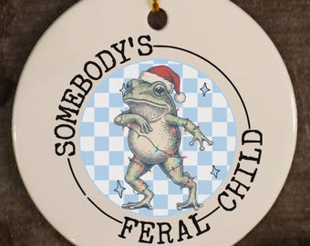 Adorno de niño salvaje, adorno para la primera Navidad de un bebé, recuerdo de un mapache con meme divertido, adorno personalizado para bebé, etiqueta familiar para bebé