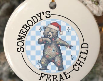 Adorno de niño salvaje, adorno para la primera Navidad de un bebé, recuerdo de un mapache con meme divertido, adorno personalizado para bebé, etiqueta familiar para bebé