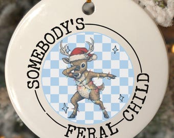 Adorno de niño salvaje, adorno para la primera Navidad de un bebé, recuerdo de un mapache con meme divertido, adorno personalizado para bebé, etiqueta familiar para bebé