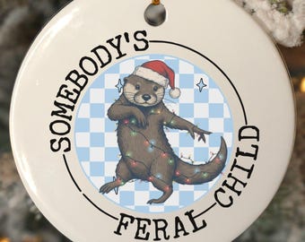 Adorno de niño salvaje, adorno para la primera Navidad de un bebé, recuerdo de un mapache con meme divertido, adorno personalizado para bebé, etiqueta familiar para bebé