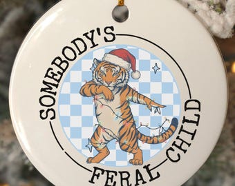 Adorno de niño salvaje, adorno para la primera Navidad de un bebé, recuerdo de un mapache con meme divertido, adorno personalizado para bebé, etiqueta familiar para bebé