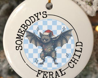 Adorno de niño salvaje, adorno para la primera Navidad de un bebé, recuerdo de un mapache con meme divertido, adorno personalizado para bebé, etiqueta familiar para bebé