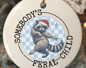 Adorno de niño salvaje, adorno para la primera Navidad de un bebé, recuerdo de un mapache con meme divertido, adorno personalizado para bebé, etiqueta familiar para bebé