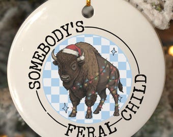 Adorno de niño salvaje, adorno para la primera Navidad de un bebé, recuerdo de un mapache con meme divertido, adorno personalizado para bebé, etiqueta familiar para bebé