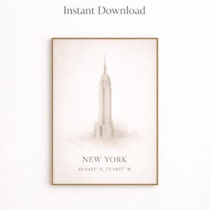 Peut inclure: Une affiche encadrée avec une illustration sépia de l'Empire State Building. Le texte "NEW YORK" et les coordonnées sont en dessous. Les mots "New Printable Wall Art" et "Instant Download" sont en haut.