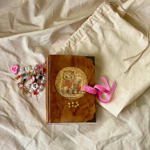 Handgemaakt junkjournaal – Lederlook, venster Valentijnskatten, bloemenstickers, messing hoeken, vintage kortstondige, romantisch cadeau