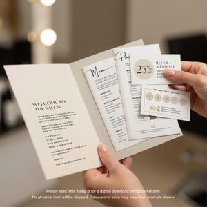 Peut inclure: Un livret de bienvenue beige pour un salon, contenant un menu, une liste de prix et des cartes de parrainage. Le livret contient du texte tel que "Bienvenue au salon" et "Parrainez un ami".