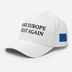 Puede incluir: Gorra de béisbol blanca con el texto "MAKE EUROPE GREAT AGAIN" en negro. La gorra presenta la bandera de la Unión Europea en el lateral. Un accesorio clásico e informal.