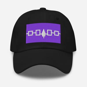 Könnte beinhalten: Eine schwarze Baseballkappe mit einem rechteckigen, violetten Stickaufnäher auf der Vorderseite. Der Aufnäher zeigt eine weiße horizontale Linie, die vier weiße Quadrate und ein zentrales, nach unten zeigendes Pfeilspitzensymbol verbindet.