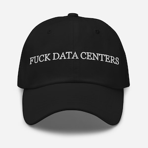 Op de afbeelding: Een zwarte baseballpet met de wit geborduurde tekst FUCK DATA CENTERS op het voorpaneel. De pet heeft een gestructureerde kroon, een gebogen klep en een knoop aan de bovenkant, gemaakt van een effen zwarte stof.