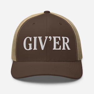 Puede incluir: Gorra de camionero marrón con parte trasera de malla y visera curva. El panel frontal muestra el texto bordado en blanco "GIV'ER". La gorra tiene un estilo clásico y casual.