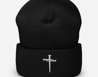 Berretto con croce a tre chiodi – Cappello cristiano con risvolto ricamato